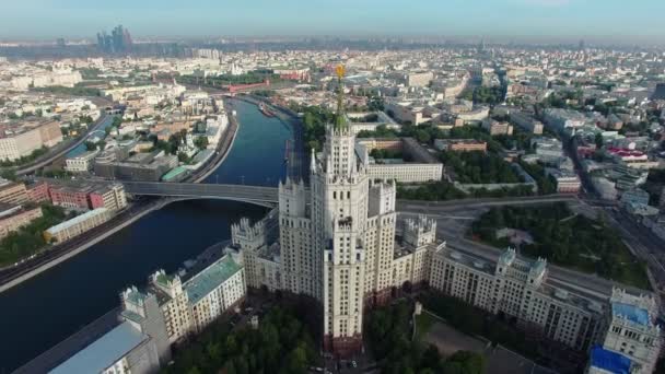 莫斯科克里姆林宫附近，莫斯科历史上著名的摩天大楼，在莫斯科河堤上挂着一颗星星，俯瞰着莫斯科的历史。航拍视图 — 图库视频影像