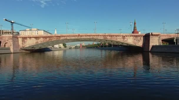 Водяний прохід під знаменитим мостом через річку Москву з видом на Москву Кремль влітку. — стокове відео