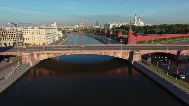 Знаменитый мост на набережной Москвы возле Московского Кремля летом. Историческая часть Москвы. вид с воздуха — стоковое видео