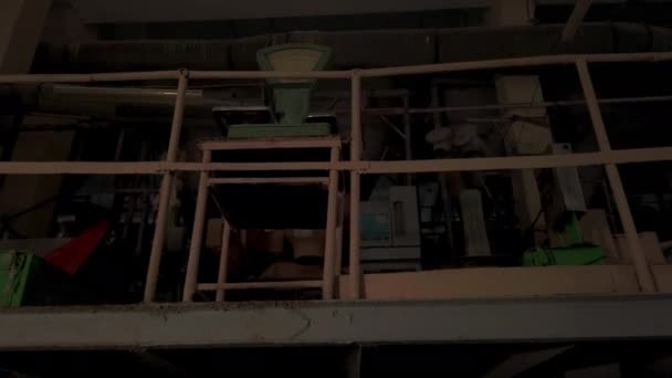 Τον εξοπλισμό και τα εργαλεία σε ένα εγκαταλελειμμένο εργοστάσιο τροφίμων από την εποχή της ΕΣΣΔ. σε ένα σκοτεινό δωμάτιο. Φωτογραφία κάμερας dolly — Αρχείο Βίντεο