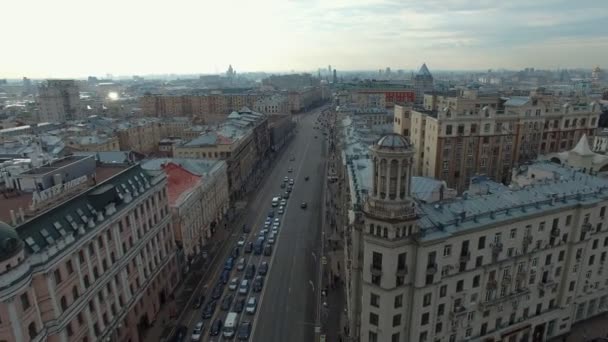 Вид с воздуха на Тверскую улицу возле Московского Кремля. историческая часть Москвы — стоковое видео