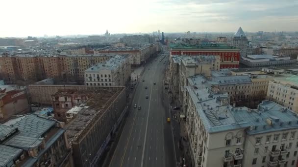 Letecký pohled na dopravu na Tverské ulici poblíž Moskevského Kremlu. historická část Moskvy — Stock video