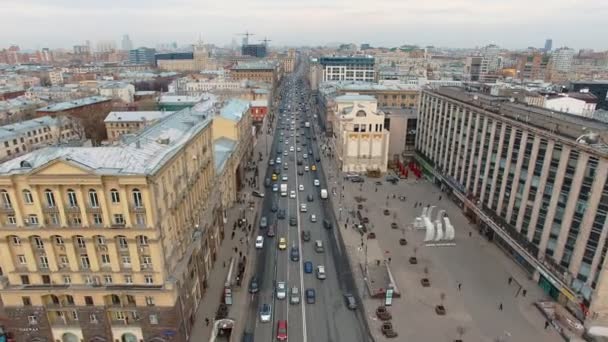 Вид с воздуха на Тверскую улицу возле Московского Кремля. историческая часть Москвы — стоковое видео