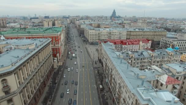 Widok z lotu ptaka na ulicy Tverskaya w pobliżu moskiewskiego Kremla. historyczna część Moskwy — Wideo stockowe