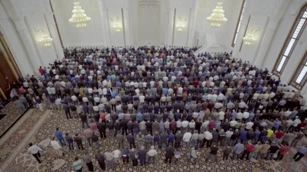 Les hommes assistent aux prières du vendredi dans une mosquée pendant le Ramadan. Pèlerins et adorateurs musulmans. Les musulmans prient dans la plus grande mosquée de Bakou — Video