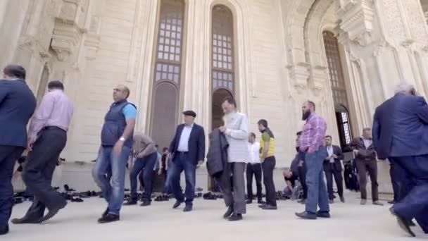 Muslim men leave the mosque after festive prayer during Ramadan in Baku — Stock Video
