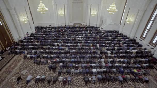 Gli uomini assistono alle preghiere del venerdì in una moschea durante il Ramadan. Pellegrini e adoratori musulmani. I musulmani pregano nella più grande moschea di Baku — Video Stock