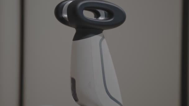 Branco moderno gyro scooter gadget fica na sala e mantém o equilíbrio em si. Close-up. Segway moderno branco — Vídeo de Stock