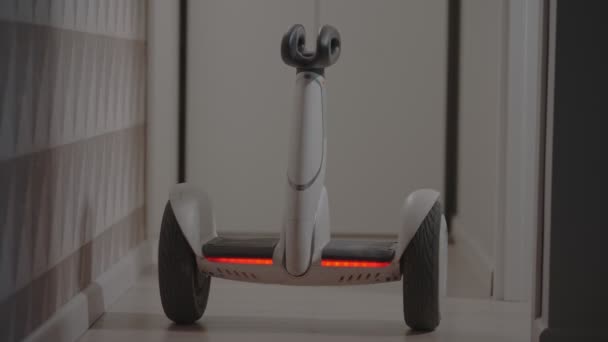 Vit modern gyro scooter gadget balanserar sig själv och snurrar med intelligens, undviker hinder i rummet — Stockvideo