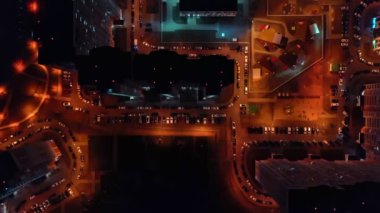 Büyük, modern bir metropolde kuş bakışı bir uyku alanının gece ışıkları. Hava manzaralı. sanatsal gürültü