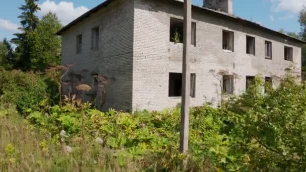 Aerial view of abandoned and destroyed buildings from the times of the USSR in a green picturesque place in summer — Stock Video