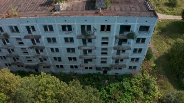 Widok z lotu ptaka opuszczonych i zniszczonych budynków z czasów ZSRR w zielonym malowniczym miejscu latem — Wideo stockowe