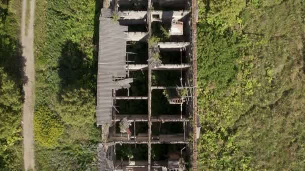 Luchtfoto van verlaten en vernielde gebouwen uit de tijd van de USSR op een groene schilderachtige plek in de zomer — Stockvideo