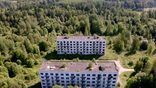 Flygfoto över övergivna och förstörda byggnader från tiden för Sovjetunionen i en grön pittoresk plats på sommaren — Stockvideo