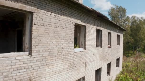 Letecký pohled na opuštěné a zničené budovy z dob SSSR v zeleném malebném místě v létě — Stock video