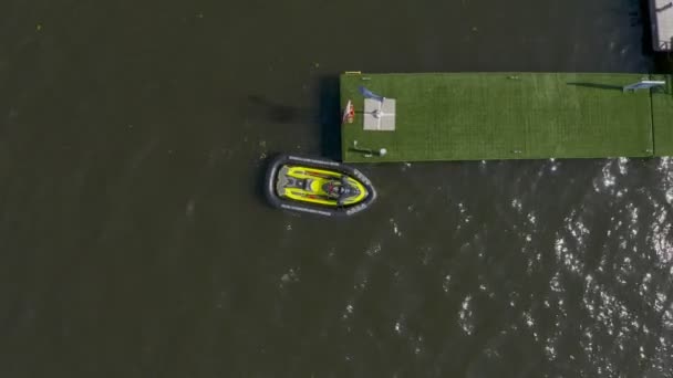 Scooter de agua esperando en el muelle. vista aérea — Vídeos de Stock