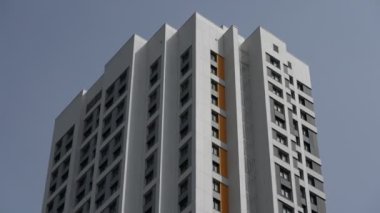 Renkli tasarımı olan modern, parlak bir evin ön cephesi. yakın plan