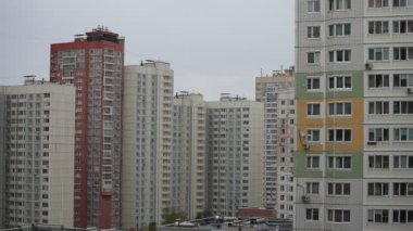 Modern evlerin yoğun gelişimi. Modern yüksek binaların pencereleri. clouse-up