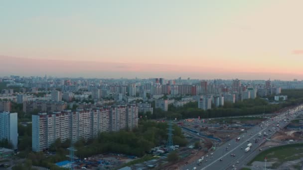 Современная спальная зона на окраине Москвы летом на восходе солнца, вид с воздуха — стоковое видео