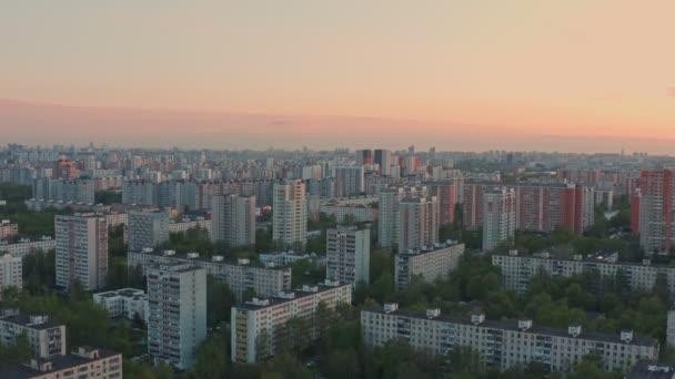 Moderner Schlafbereich am Stadtrand von Moskau im Sommer bei Sonnenaufgang, Luftaufnahme — Stockvideo