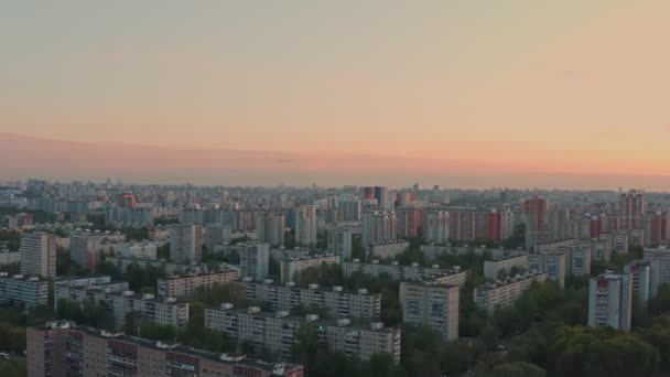 Moderner Schlafbereich am Stadtrand von Moskau im Sommer bei Sonnenaufgang, Luftaufnahme — Stockvideo