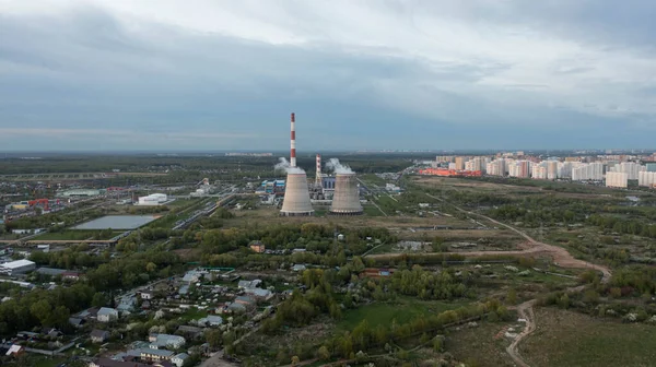 Μονάδα συνδυασμένης παραγωγής θερμότητας και ηλεκτρικής ενέργειας κατά τη δύση του ηλίου. στη γειτονιά της πόλης. Αεροφωτογραφία. Γενικό σχέδιο. — Φωτογραφία Αρχείου