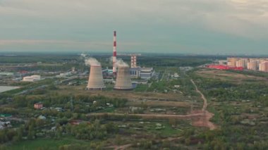 Gün batımında birleşik ısı ve enerji santrali. Bu civarda bir yerde. Hava manzaralı. Genel plan.