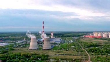 Gün batımında birleşik ısı ve enerji santrali. Bu civarda bir yerde. Hava manzaralı. Genel plan.