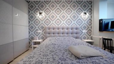 Güzel bir tasarımı, ayrı çalışma alanı ve bilgisayarı olan parlak bir yatak odası. Doli kamera görüntüsü