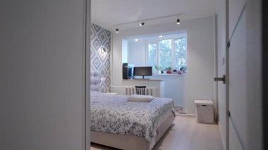 Güzel bir tasarımı, ayrı çalışma alanı ve bilgisayarı olan parlak bir yatak odası. Doli kamera görüntüsü