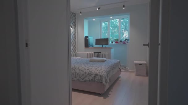 Светлая спальня с красивым дизайном и отдельной рабочей зоной и компьютером. Камера на тележке — стоковое видео