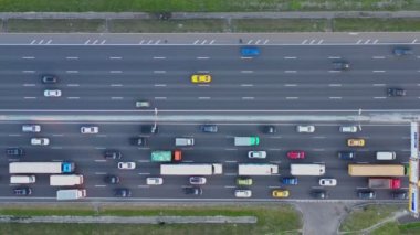 Bir yaz günü otoyolda büyük bir trafik sıkışıklığı. hava görünümü