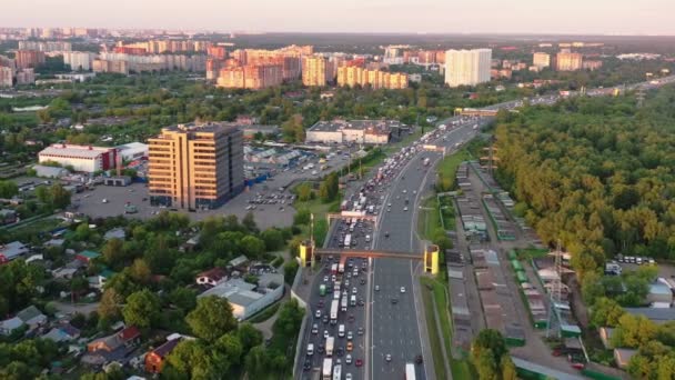 Gran atasco de tráfico en la autopista en un día de verano. vista aérea — Vídeo de stock