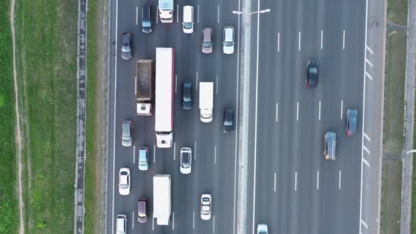 Gran atasco de tráfico en la autopista en un día de verano. vista aérea — Vídeos de Stock