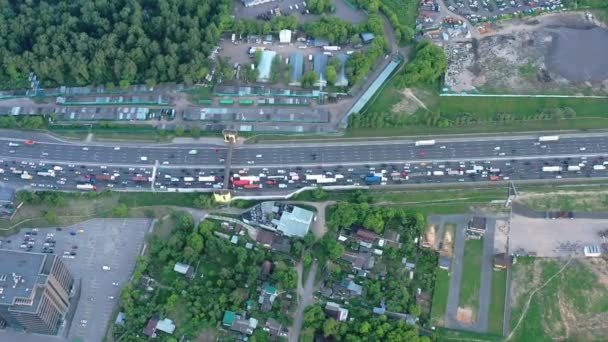 Gran atasco de tráfico en la autopista en un día de verano. vista aérea — Vídeo de stock