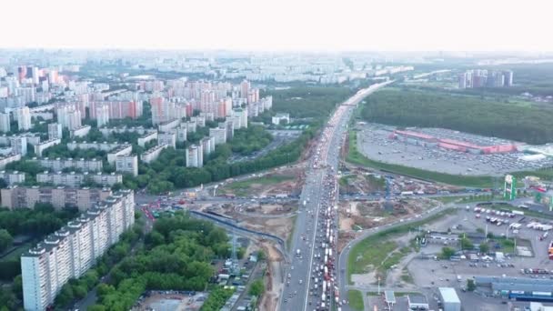 Trafik kavşağının yeniden inşası nedeniyle otoyolda çok büyük trafik sıkışıklığı var. hava görünümü — Stok video