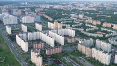 Günbatımında Moskova bölgesinde modern parlak ve gökkuşağı uyuma alanı. Hava görünümü