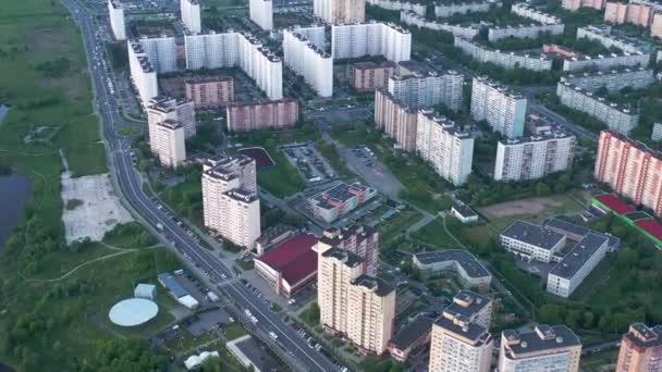 Günbatımında Moskova bölgesinde modern parlak ve gökkuşağı uyuma alanı. Hava görünümü — Stok video