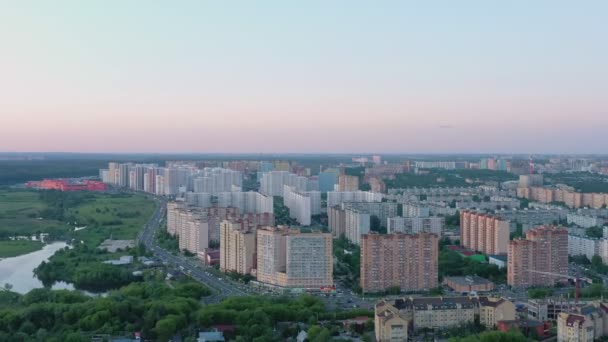 Günbatımında Moskova bölgesinde modern parlak ve gökkuşağı uyuma alanı. Hava görünümü — Stok video