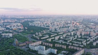 Gün batımında ya da şafakta Moskova 'nın en yüksek uyuma alanından bir manzara.