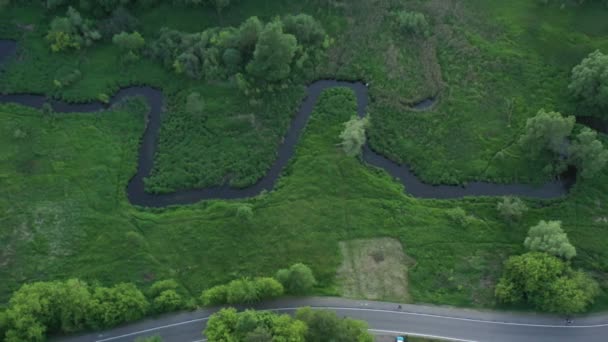 Rzeka Yauza jest otoczona zieloną przyrodą u źródła w mieście Mytishchi w lecie. widok z powietrza — Wideo stockowe