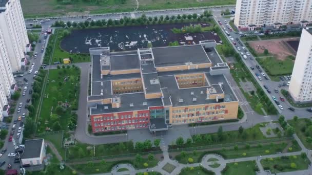 The modern school is deserted during summer vacations in the modern neighborhood. aerial view — Stock Video