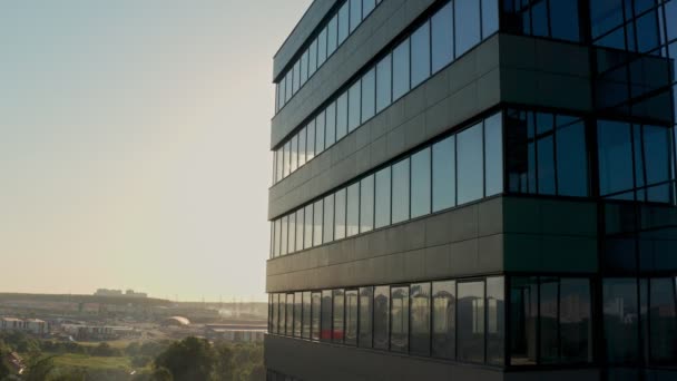 Windows of empty offices of modern mirrored business center during covid-19 pandemic isolation. window view of the deserted floors of a mirrored office building — Stock Video