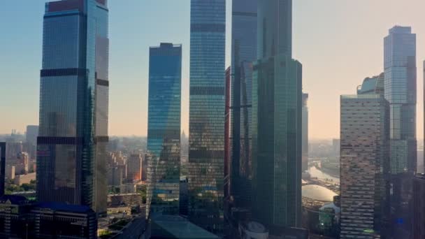 Das berühmte Geschäftszentrum der Stadt Moskau. Das Moskauer Spiegelgeschäftszentrum in Form mehrerer Hochhäuser ist verrückt. Luftaufnahme bei Sonnenaufgang — Stockvideo