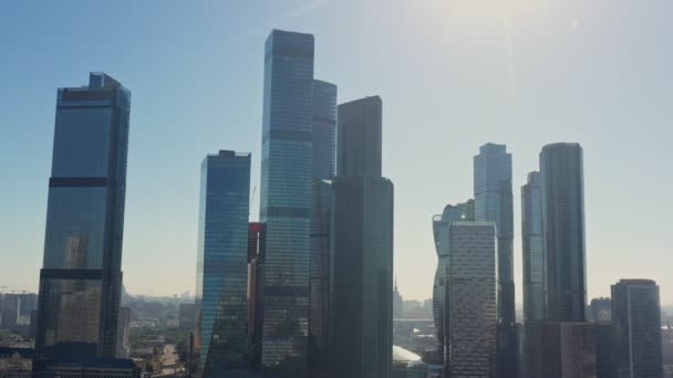有名なビジネスセンターモスクワ市。いくつかの高層ビルの形でモスクワミラービジネスセンターはクレイジーです。日の出の空の景色 — ストック動画