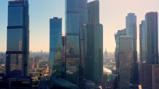 Das berühmte Geschäftszentrum der Stadt Moskau. Das Moskauer Spiegelgeschäftszentrum in Form mehrerer Hochhäuser ist verrückt. Luftaufnahme bei Sonnenaufgang — Stockvideo