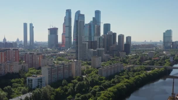 Вид на знаменитый деловой центр - город Москва-Сити через реку на даче. Вид на современный город Москва. вид с воздуха — стоковое видео