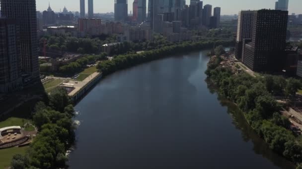 Vista del famoso centro de negocios-ciudad de Moscú a través del río al amanecer. vista de la ciudad moderna de Moscú. vista aérea — Vídeos de Stock