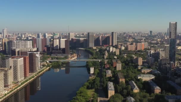 Vista de uma cidade moderna em desenvolvimento. casas modernas no aterro do rio Moskva. no verão. vista aérea — Vídeo de Stock