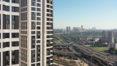 Modern metropoldeki yeni siyah beyaz konut binası. Moskova 'nın iş merkezindeki renkli ev. hava görünümü